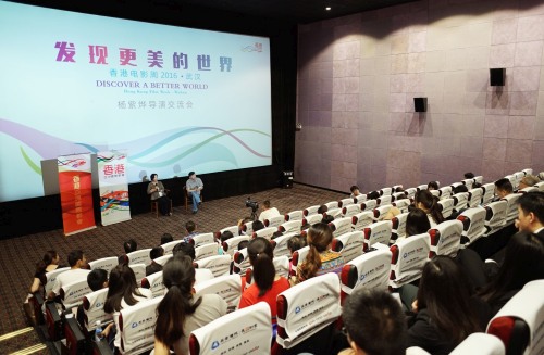 楊紫燁導演（中）與現場觀眾交流，氣氛融洽