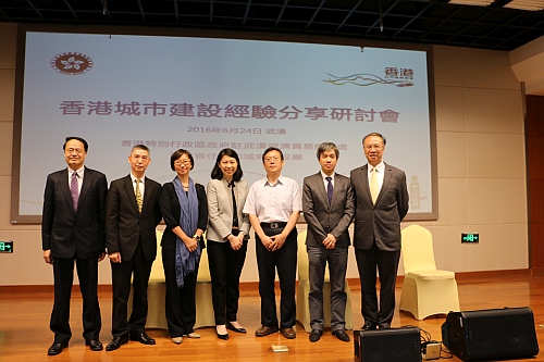 講者與嘉賓合照（左起：謝錫泉測量師，譚國治建築師，周月珠建築師，謝綺雯主任，童純躍總規劃師，香港發展局黃國揚先生，鄧琪祥測量師）