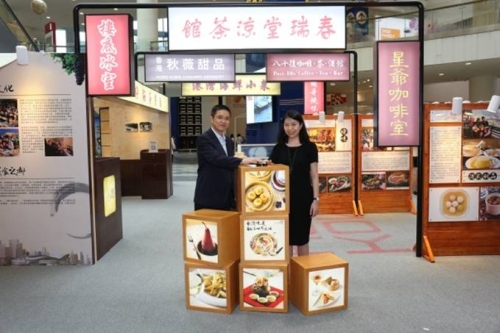 駐武漢辦主任謝綺雯（右）與武漢市政府港澳辦副主任李璞(左）一同啟動展覽。