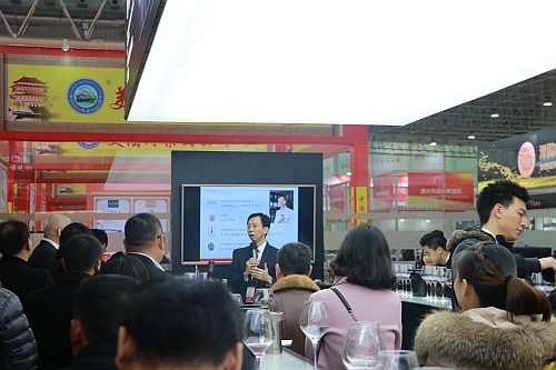 展馆现场 – 香港葡萄酒专家讲解不同国家的葡萄酒特色。