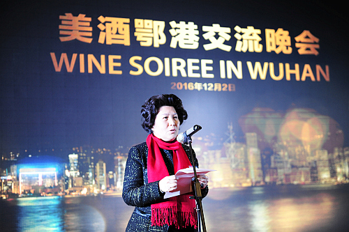 湖北省人民政府港澳事务办公室主任晏蒲柳女士出席交流晚会并致辞。