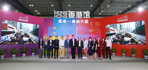駐武漢辦主任馮浩賢與香港參展商合照