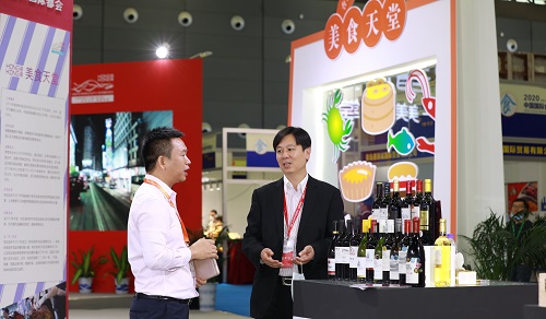 駐武漢辦主任馮浩賢巡視香港館並與香港參展商交流