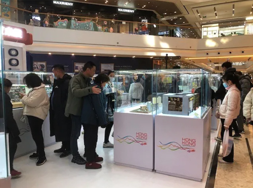 市民觀賞造工精細的微型藝術品