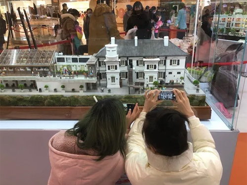 市民為展品拍照，留下美好的回憶