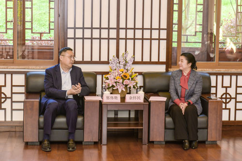 驻武汉办主任郭伟勋（左一）与常德市委会面