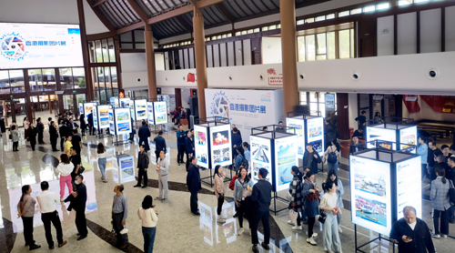 当地民众参观展览