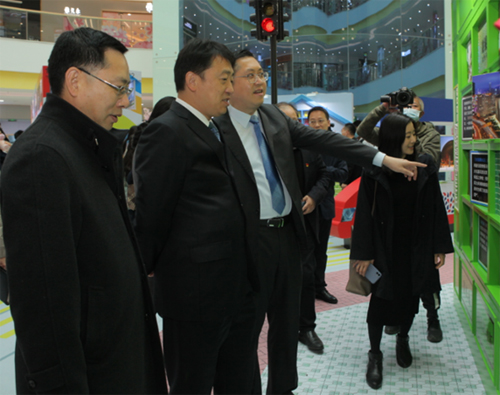 武汉办主任郭伟勋(左三), 湖北省政府港澳办副主任陈汉华(左一) 、咸寜市政府常务副市长杨良锋(左二) 参观图片展。