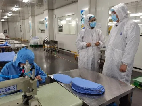 驻武汉办主任在咸宁市访问医疗产品企业。