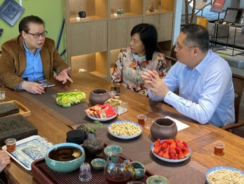 驻武汉办主任(右一)于赤壁市参观考察当地港资企业，赤壁市政协主席宋慧宇(右二)陪同。