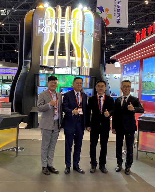 驻武汉办主任郭伟勋（左二）、贸发局中国内地总代表钟永喜（右二）出席第十二届中博会。