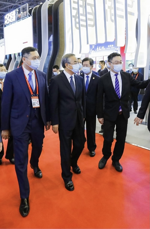 驻武汉办主任郭伟勋（左一）、贸发局中国内地总代表钟永喜（右二）陪同国务院副总理胡春华（左二）参观香港馆。