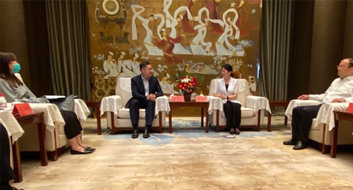 驻武汉办主任郭伟勋(左)与荆州市人民政府副市长孙玉秋(右)会面。