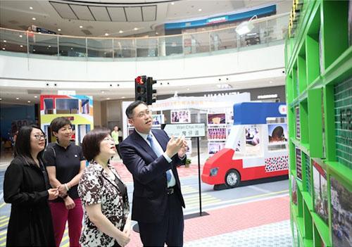 驻武汉办主任郭伟勋(右一)向荆州市政协副主席万江平(右二)介绍图片展的内容。旁为湖北省人民政府港澳办公室二级巡视员禇翠华(左一)及香港湖北社团总会常务理事王卓娅(左二)。