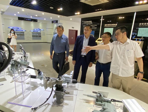 驻武汉办主任郭伟勋(左一)参观一家经营汽车系统及零件的港资企业，听取介绍。