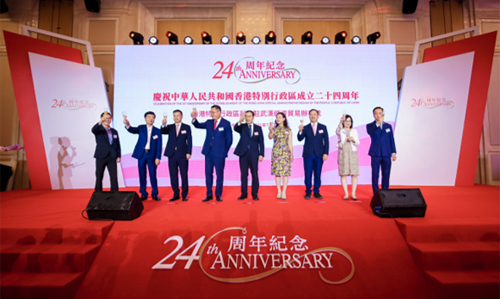 駐武漢辦主任郭偉勳(左四)、湖北省副省長趙海山(中)、中國國際貿易促進委員會湖北省分會會長章笑梅(右四)、湖北省人民政府港澳事務辦公室主任秦宇(左三)、湖北省香港商會名譽會長及香港湖北社團總會常務副會長吳天延(右三)、湖北省香港商會會長及香港湖北社團總會常務副會長林華(左二)及其他嘉賓在酒會上祝酒，並為河南的民眾打氣