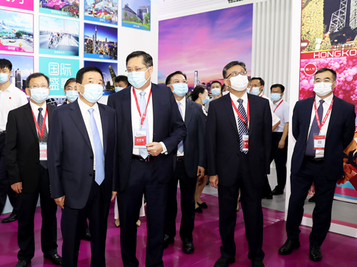 驻武汉办主任郭伟勋（左三）向湖南省人民政府副省长陈飞（左二）及其他官员介绍香港馆