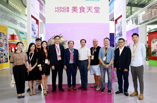 驻武汉办主任郭伟勋（一排左四）、驻湖南联络处主任廖凤娴（一排左二）、长沙市人民政府港澳事务办公室副主任刘新明（右五）与香港参展商合照