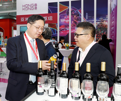 驻武汉办主任郭伟勋（左一）巡视香港馆并与香港参展商交流