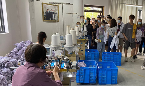 在鄂香港大学生参观龙韵村的村民袜子工厂，了解国家扶贫政策及成果。