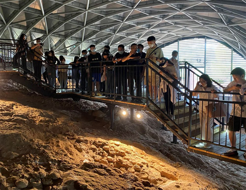 在鄂香港大学生参观青龙山国家地质公园。