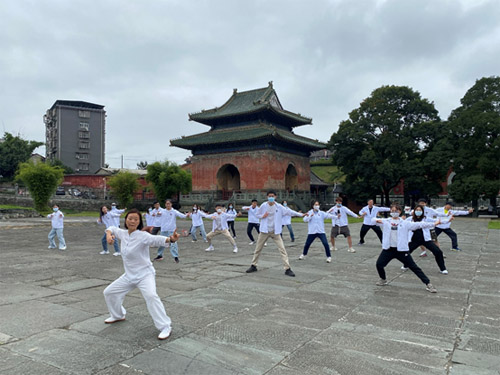 在鄂香港大学生在武当山学习太极拳。