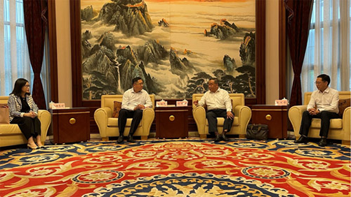 驻武汉办主任郭伟勋(左二)与十堰市委常委、统战部部长沉学强(右二)会面。