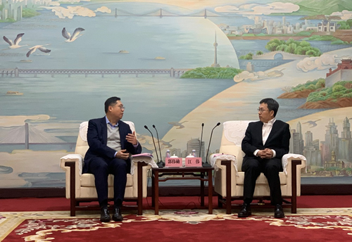 駐武漢辦主任郭偉勳(左)與武漢市副市長江偉(右)座談