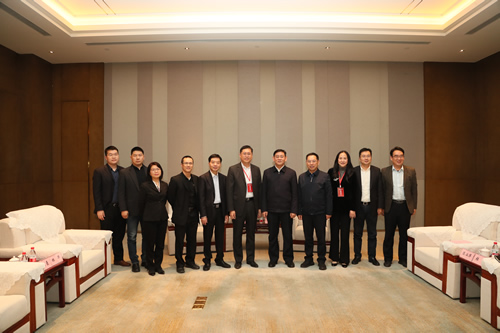 驻武汉办主任(中)与十堰市市委书记胡亚波(右五)会面