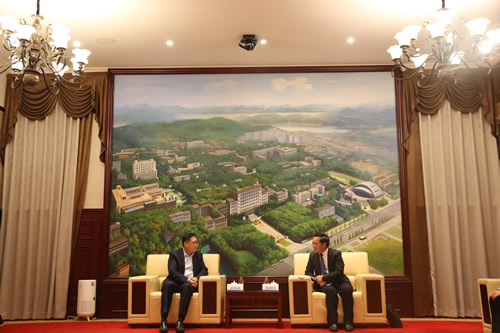 驻武汉办主任郭伟勋（左）与华中科技大学副校长陈建国（右）会面