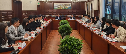 驻武汉办主任郭伟勋一行与就读于华中科技大学的香港学生座谈