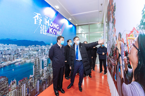 驻武汉办主任郭伟勋向嘉宾讲解展览图片