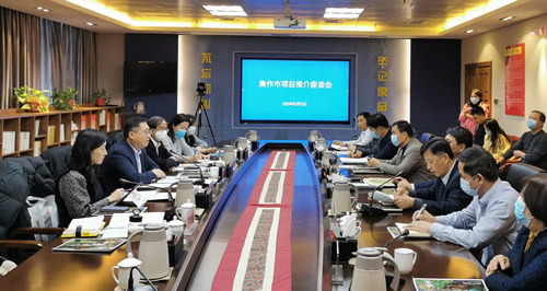 驻武汉办主任郭伟勋(左二)与焦作市政府代表座谈