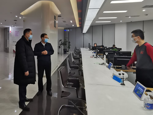 驻武汉办主任郭伟勋(左) 一行考察河南自贸区郑州片区