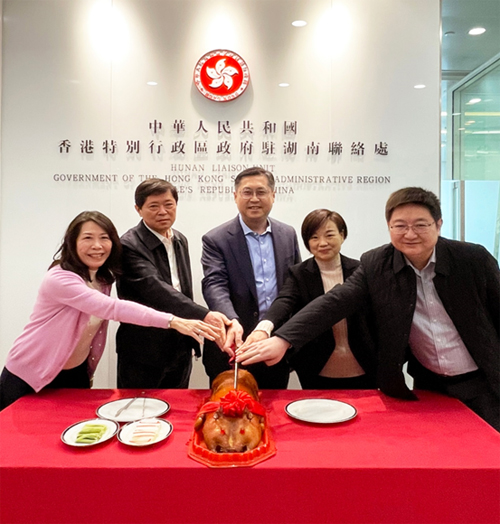驻武汉办主任郭伟勋（中）与驻湖南联络处主任廖凤娴（左一）、湖南省港澳事务办公室副主任吴宜彪（左二）、长沙市港澳事务办公室主任陶琼（右二）及湖南省港澳办港澳处处长黎冲（右一）出席驻湖南联络处办公室乔迁仪式