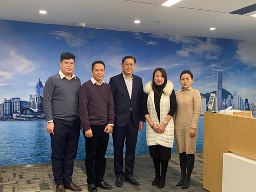 駐武漢辦主任郭偉勳先生（中）與東亞銀行（中國）有限公司武漢分行現任行長夏文娟女士（右二）及候任行長李穎新先生（左二）合影