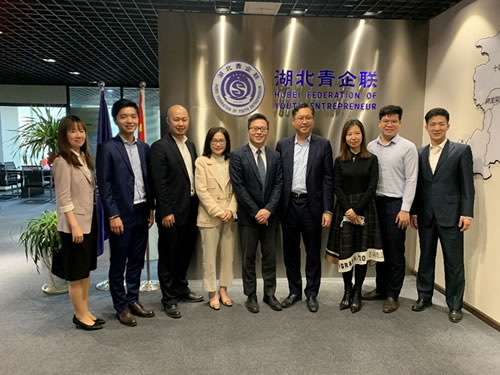 驻武汉办主任郭伟勋(右四)拜访青企联执行会长胡汶杰(右五)