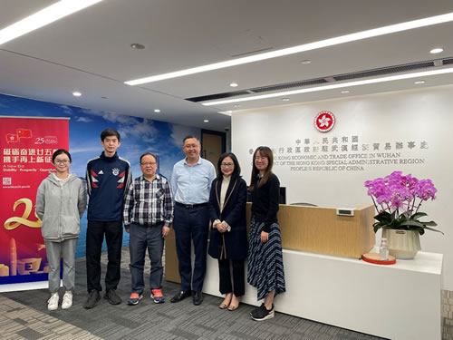 驻武汉办主任郭伟勋(右三)与鄂港联荣誉顾问梁伯恩(左三)及鄂港联主席秦阳(左二)一行会面