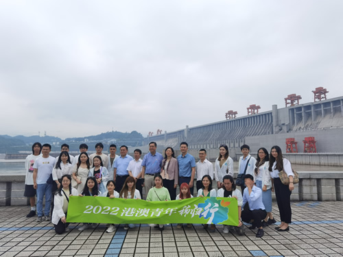 駐武漢辦主任郭偉勳（後排右八）、宜昌市人民政府副市長張金安（後排右七）、宜昌市委副秘書長范緒忠（後排右十）與在鄂港澳青年考察三峽大壩