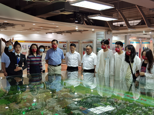 駐武漢辦主任郭偉勳（左三），在湖北省人民政府港澳事務辦公室主任章笑梅（左二）、三峽大學校長王炎廷（右五）、三峽大學副校長黃應平（右六）陪同下，與港澳青年一同參訪三峽大學