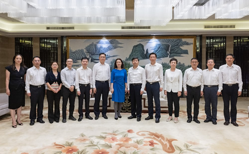 图二：驻武汉办主任（左六）与恩施州委书记胡超文（右六）会面