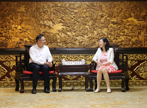 图三：驻武汉办主任（左）与宜昌市副市长张金安（右）会面