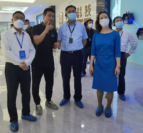 图四：驻武汉办主任考察恩施市企业2