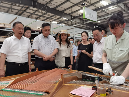 图五：驻武汉办主任考察宜昌市企业