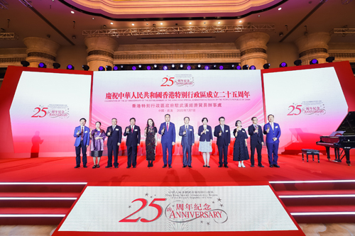 驻武汉办主任郭伟勋(左六)、湖北省人大常委会副主任刘晓鸣(右六)及众主礼嘉宾祝酒