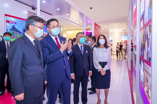 主礼嘉宾参观展区