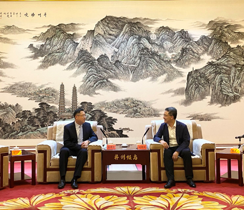 驻武汉办主任郭伟勋(左)与太原市副市长刘俊义(右)会面。