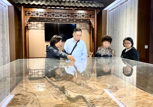 驻武汉办主任郭伟勋(左二)在山西省人民政府港澳事务办公室副主任郝文杰(右一)及忻州市人民政府台港澳事务办公室主任李秀云(右二)陪同下，了解忻州市古城区及新城区的规划。