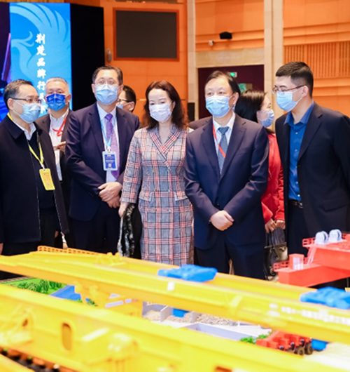 駐武漢辦主任郭偉勳（前排左二）、湖北省人民政府副秘書長趙俊（前排右二）、湖北省人民政府港澳事務辦公室主任章笑梅（前排右三）在湖北產品「走出去」專場聽取當地企業講解境外項目發展的情況。