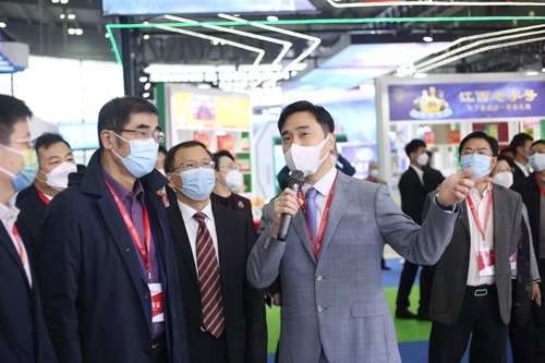 駐湖南聯絡處署理主任盧偉倫(右)向湖南省政協副主席張大方(左)及其他官員介紹香港館